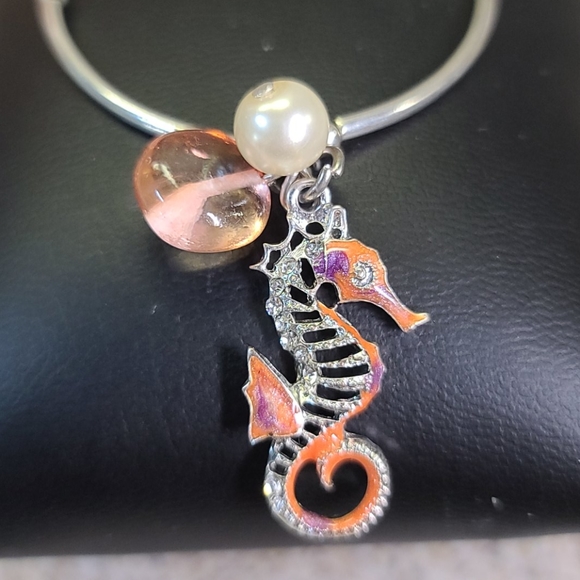 Bracelet Seahorse. Silver/Coral/Pearl look. - Picture 2 of 6